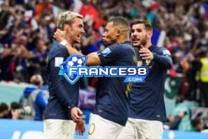 Các cầu thủ Pháp ăn mừng chiến thắng