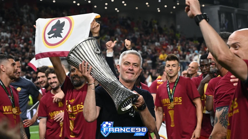 As Roma vô địch Europa Conference League cùng HLV Jose Mourinho