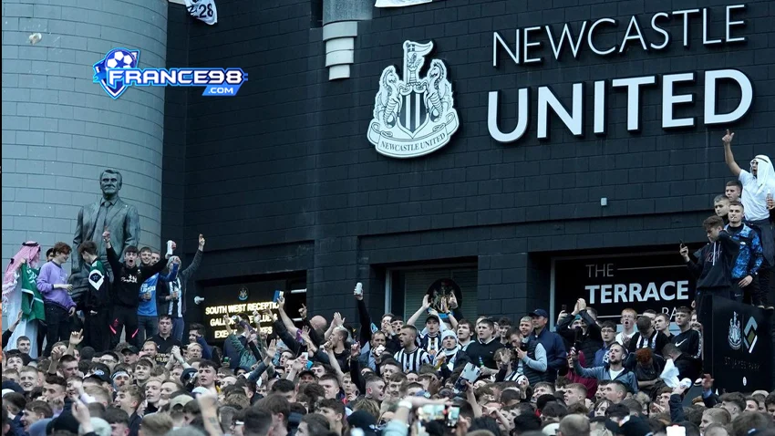 Cổ động viên Newcastle United đầy nhiệt huyết