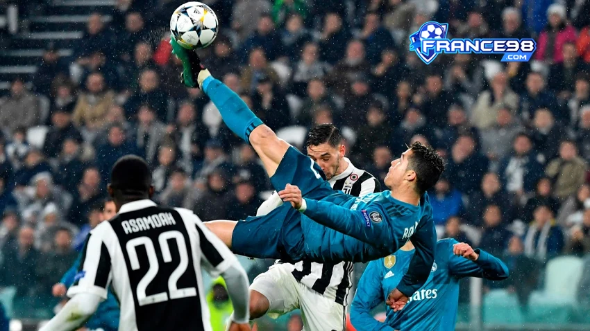 Khoảnh khắc Ronaldo Ngả bàn đèn vào lưới Juventus năm 2018